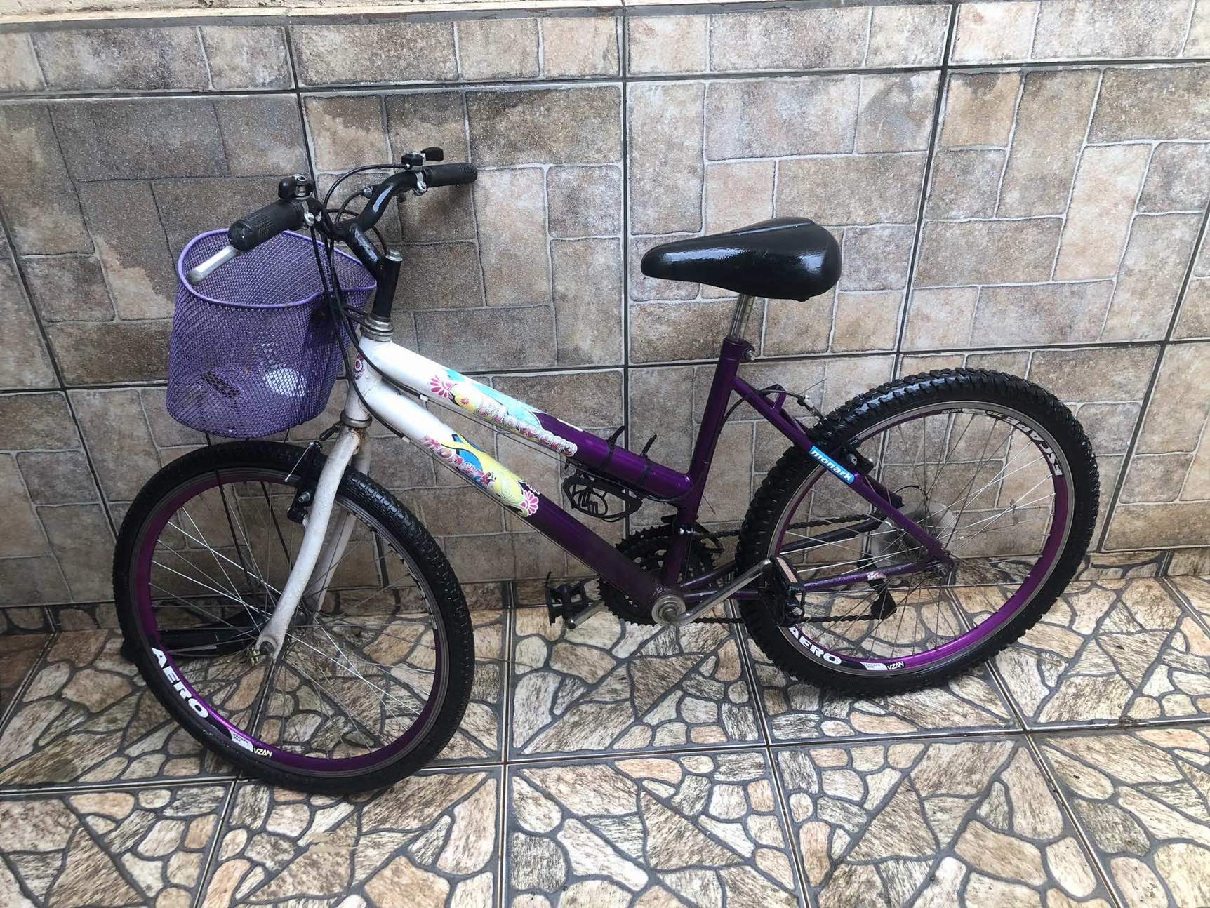 Vende-se 2 bicicletas – uma adulto e uma infantil