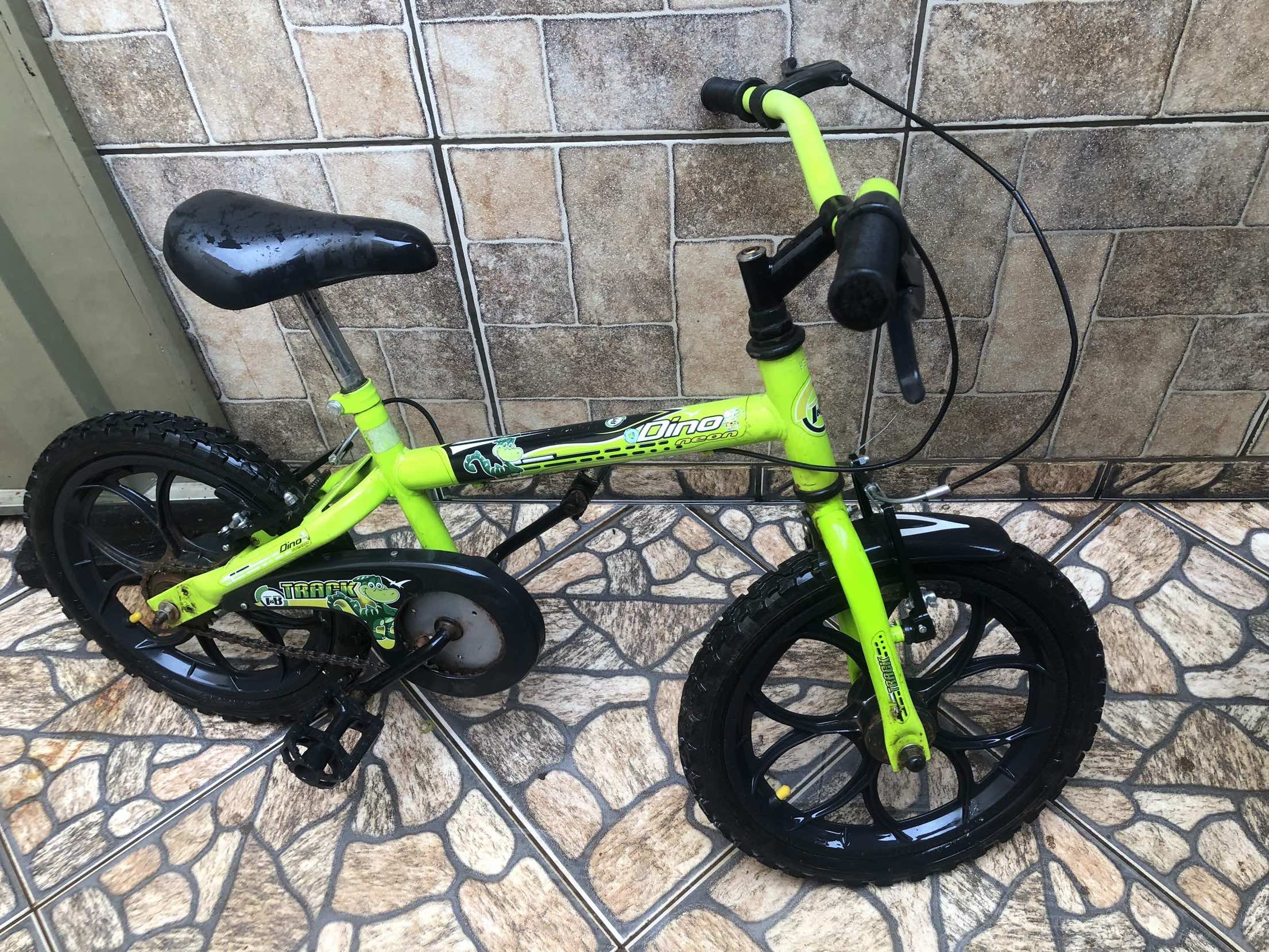 Vende-se 2 bicicletas – uma adulto e uma infantil