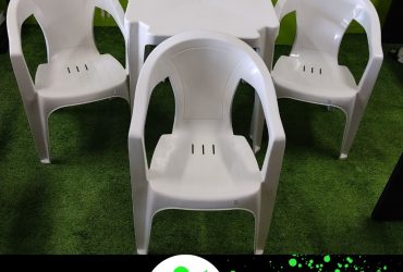 Mesa de Plástico com 04 cadeiras